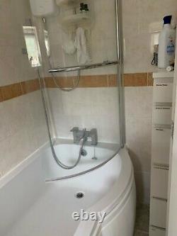 Complete P shaped bath with Screen and Mixer Taps. Perfect condition